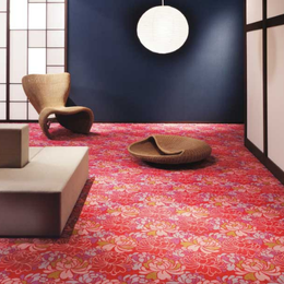 タイルカーペット和風花柄：落ち着いた色合いのデザイン