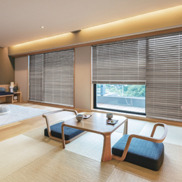 木製ブラインドブラウン：旅館客室、温もりある窓装飾